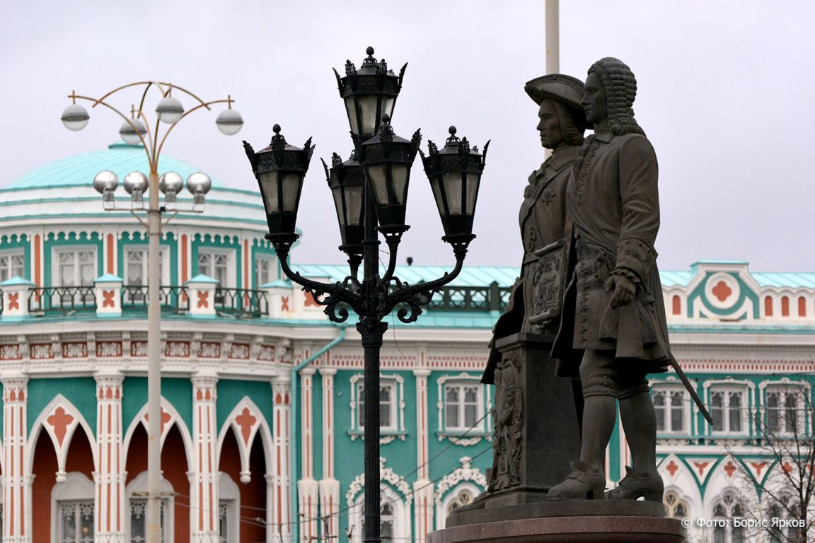 В Екатеринбурге разрешили фотографировать памятник Татищеву и де Генину -  «Уральский рабочий»